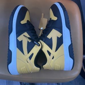 OFF WHITE SHOES YELLOW AND BLACK COME BUY THEM PLEASE 🙃